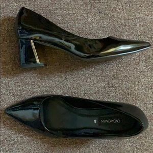 Black glossy pumps